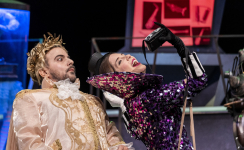 Εθνική Λυρική Σκηνή: Σιωπή, ο Βασιλιάς ακούει Εθνική Λυρική Σκηνή: Σιωπή, ο Βασιλιάς ακούει